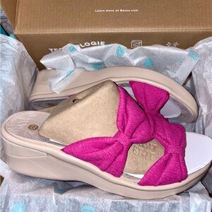 BZees slip on bow sandals, size 7.5